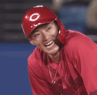 ネックレスに指輪がついているカープで活躍中の中村奨成選手の画像