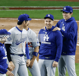 メジャー初勝利を挙げ笑顔を見せるドジャースの佐々木朗希の画像