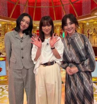 左から飯豊まりえさん・中村アンさん・斉藤由貴さんの3ショット